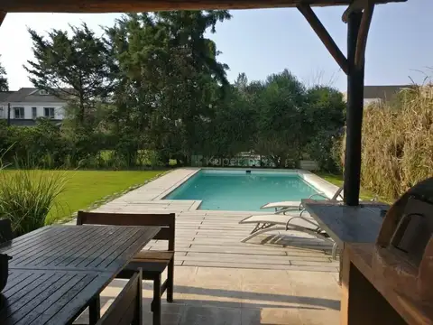 Casa 8 ambientes con 4 baños