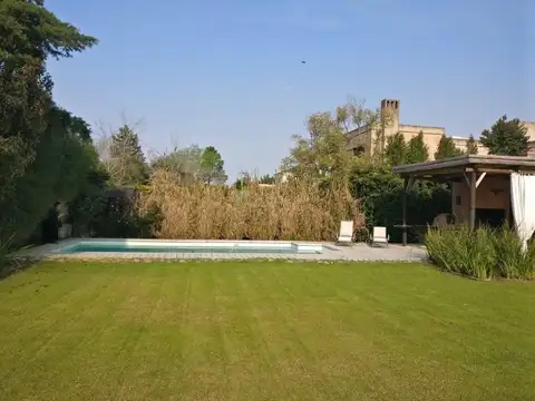 Casa en alquiler anual con 4 dormitorios mas dependencia en Pacheco Golf