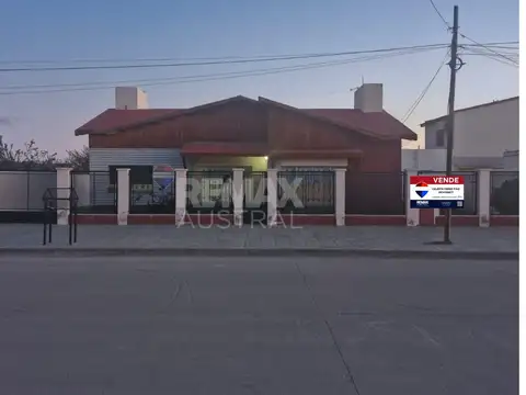 VENTA CASA DE 3 DORMITORIOS CON GALPON - SARMIENTO