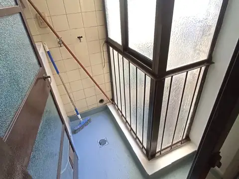 2 AMB 30 MTS TOT (Aprox) EN IMPECABLE ESTADO, LATERAL MUY LUMINOSO,BAÑO COMPT., COCINA Y LAVADERO INDPTE., EXC. UBICACIÓN