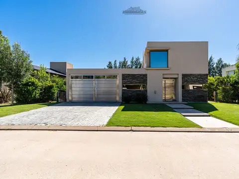 Av. Fuerza Aerea  al 1400