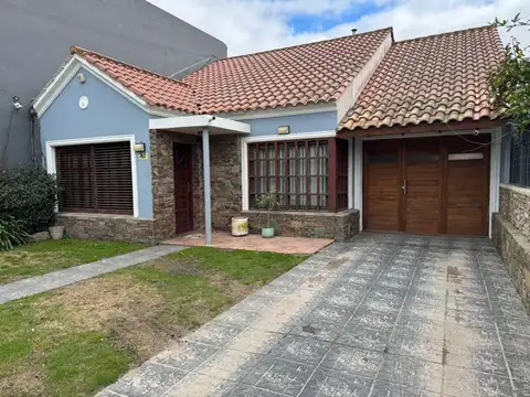 Venta casa 4 ambientes con quincho parque cochera