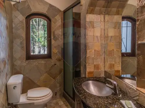 Casa 6 ambientes con 5 baños