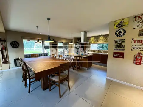 Casa en Venta con 4 cocheras