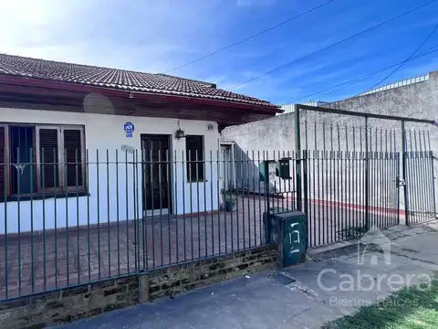 Alquiler casa de 3 dormitorios, parque y garaje. Los Hornos