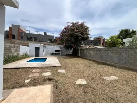 SE VENDE CASA 3 DORMITORIOS EN BARRIO JARDIN