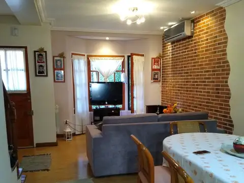 Casa 5 ambientes con 2 baños
