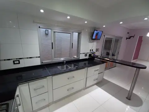 Casa en venta de 5 ambientes con cochera, jardín y quincho 