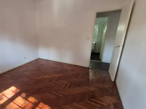 Casa en venta en Olivos de 4 ambientes. Todo planta baja y muy soleada