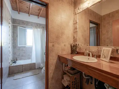 Casa 8 ambientes con 3 baños