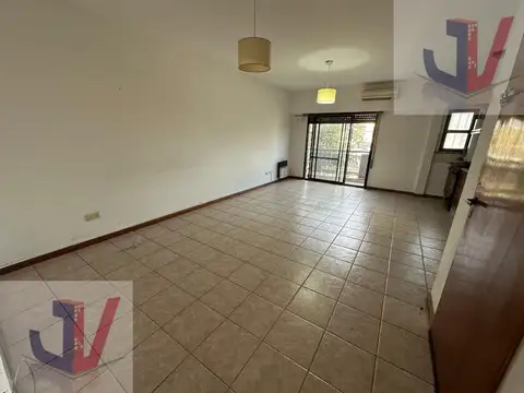 Venta de amplio tres ambientes con cochera en inmejorable ubicacion