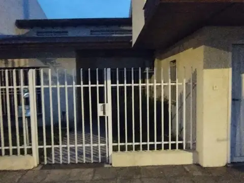 Casa sobre gran lote.