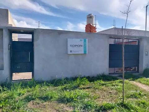 CASA EN VENTA - LA PLATA