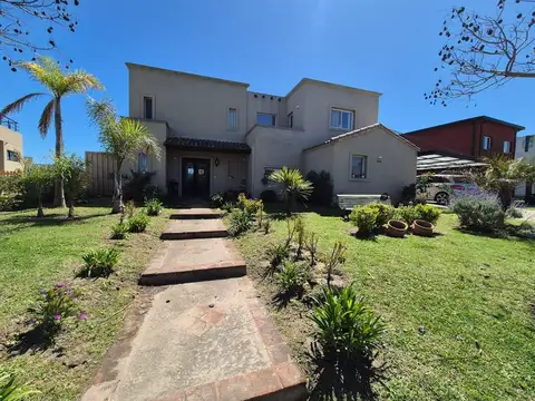 ALQUILER Casa en  Barrio Vistas puertos del lago 5 ambientes