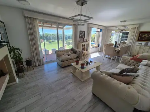 Casa en Alquiler con 2 cocheras