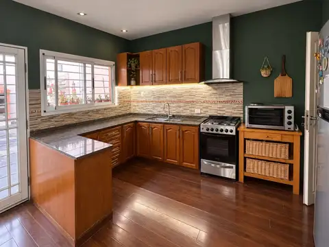 CASA EN VENTA 4 AMB PATIO PARRILLA COCHERA GERLI