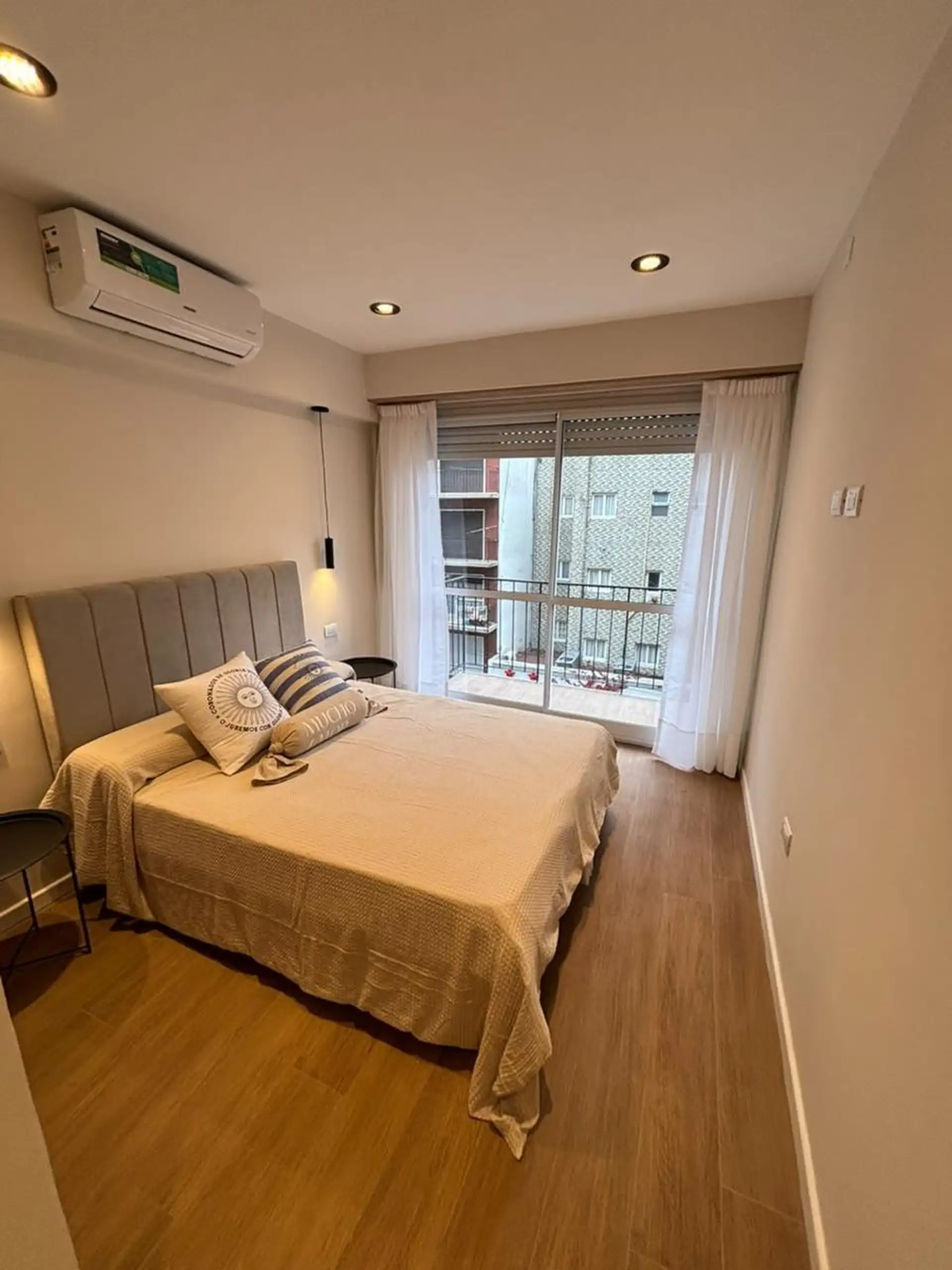 Departamento 1 ambiente con balcón saliente a metros de Plaza Colón