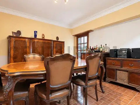 Casa 6 ambientes con 2 baños