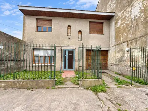 Venta de casa 6 ambientes con parque y quincho con parrilla, Los Andes, Mar del 
