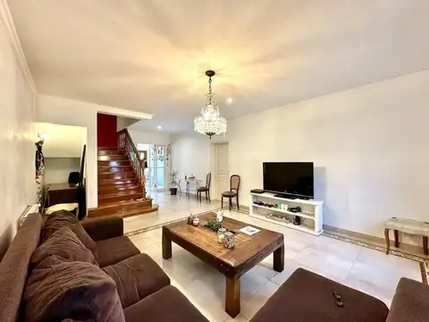 Casa 5 ambientes con 4 baños