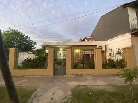 Casa en venta - 4 Dormitorios 2 Baños - Merlo
