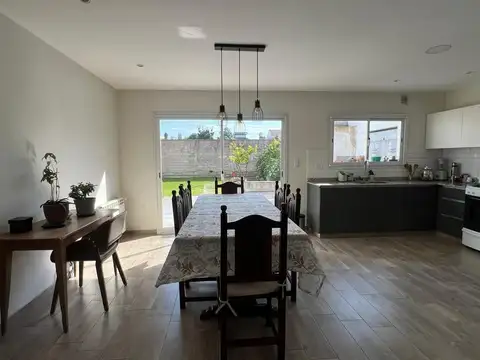 CHALET DE 3 AMBIENTES CON PARQUE Y GARAGE