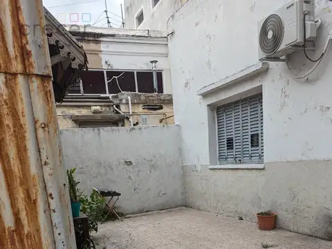 Casa a refaccionar de tres ambientes sobre lote 8,66 x 46 con local al frente