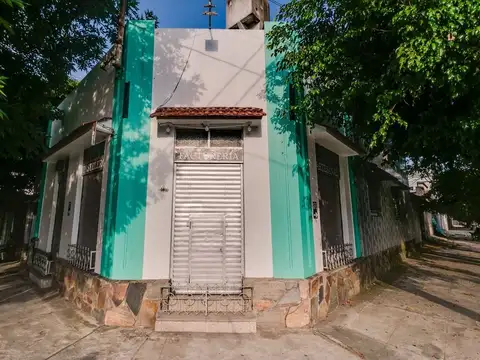 VENTA de CASA + LOCAL - EXCELENTE ESQUINA BERISSO