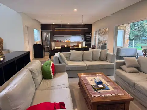 HERMOSA CASA EN ALQUILER  - CAÑUELAS