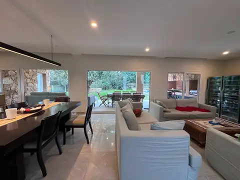 Casa en Alquiler con 4 cocheras