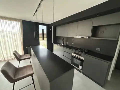 Casa 6 ambientes con 3 baños