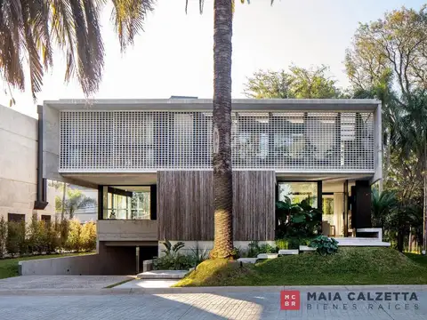Casa en Venta con 6 cocheras