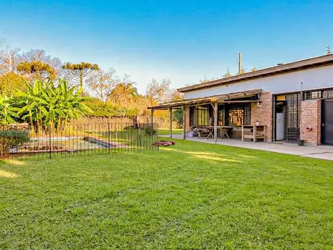 VENTA CASA EN EL CAZADOR APTO CREDITO CON PILETA, QUINCHO Y GRAN PARQUE