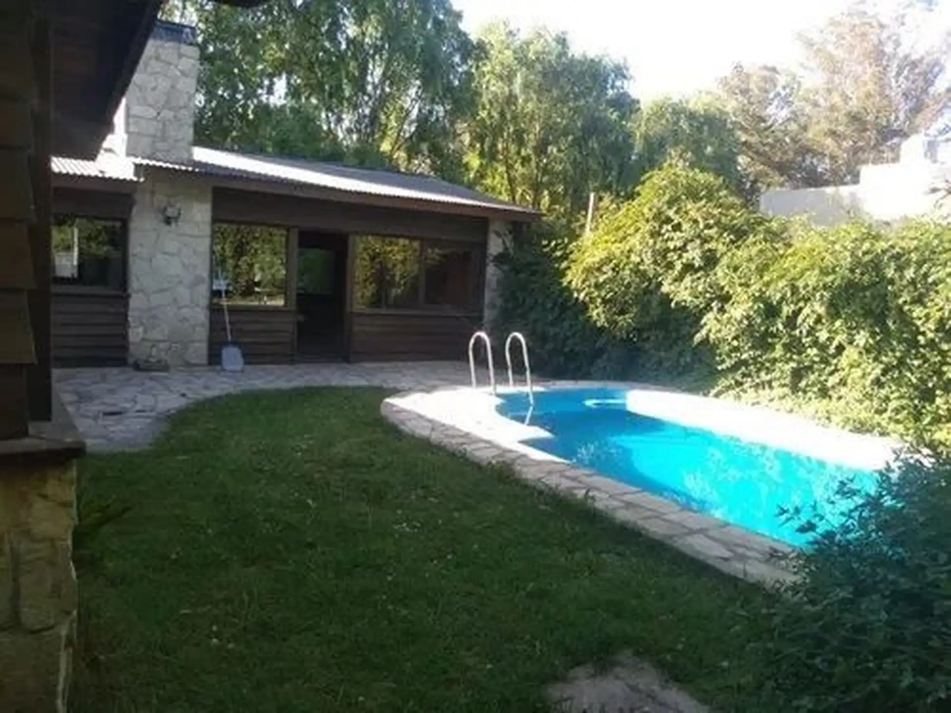 Venta de chalet hermoso de 3 ambientes con pileta