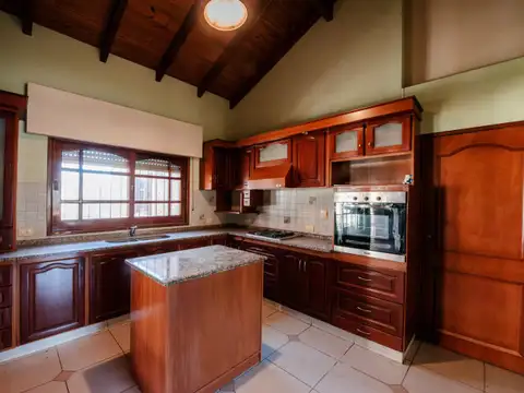 Casa 8 ambientes con 2 baños