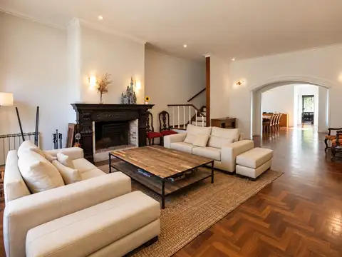 Espectacular casa en venta, 4 cuartos, play, galeria con parrilla y pilta. Con cochera