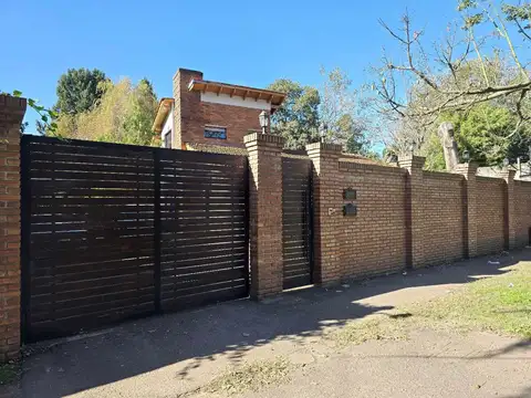 Casa 4 ambientes con quincho, piscina y cochera