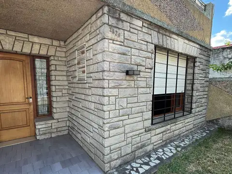 CASA AMERICANA - 3 AMBIENTES - GARAGE - APTA CREDITO -