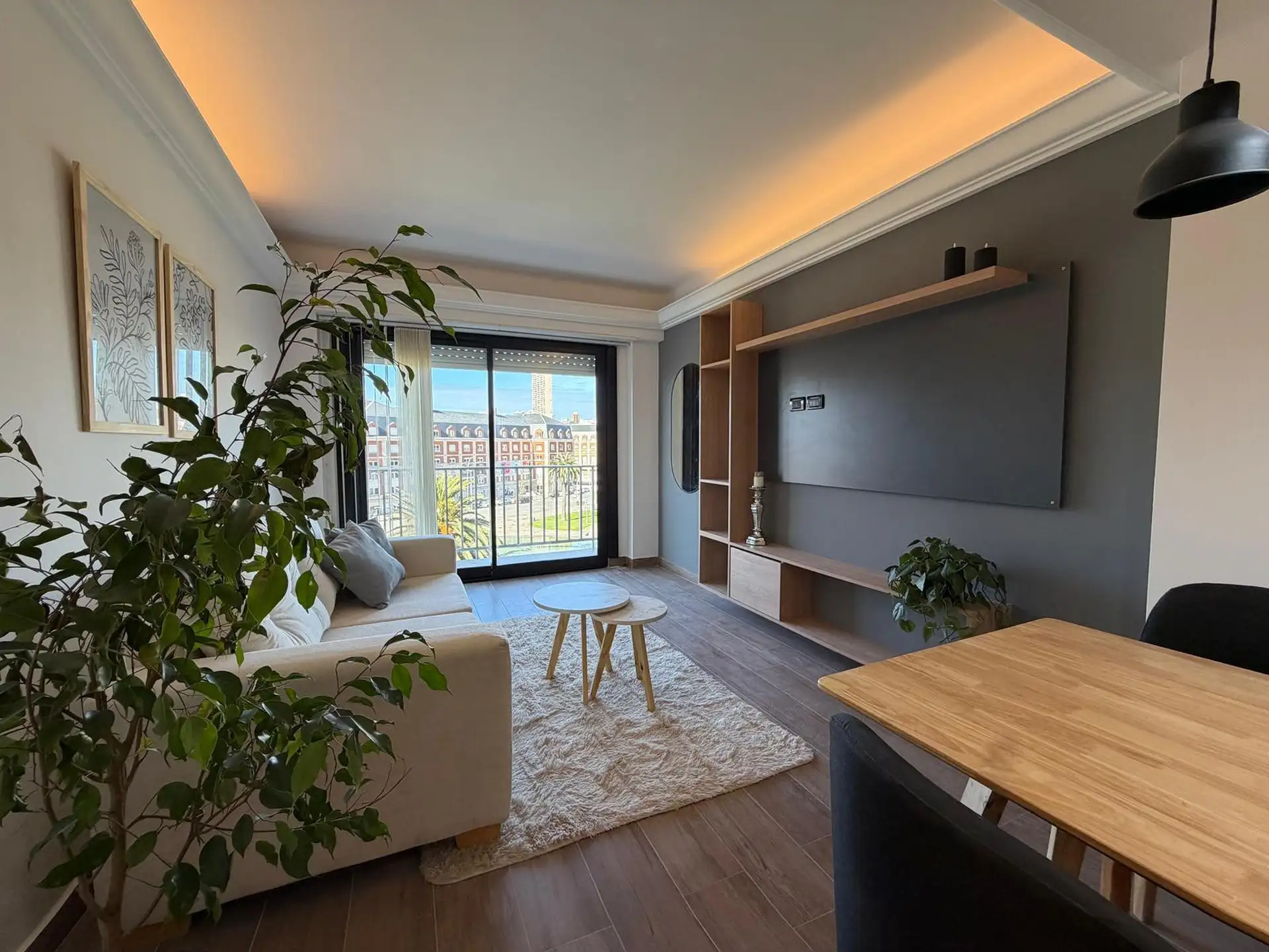 VENTA - Departamento 3 ambientes reciclado con cochera y vista al mar en Plaza Colón