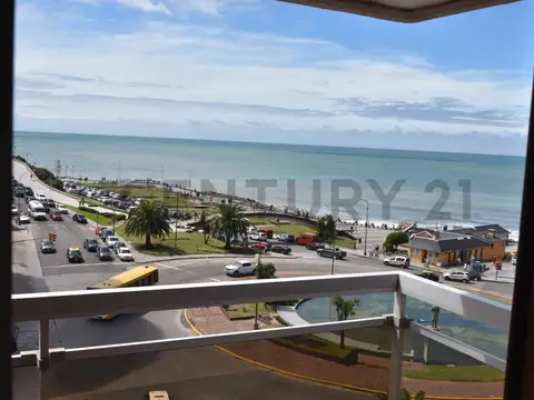 Semipiso de 4 ambientes con dependencia frente al mar zona La Perla