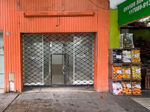 Local a la calle con doble vidriera, 9  x 3,30m. Baño compartimentado.