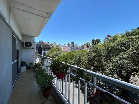 VENTA: Departamento de tres dormitorios y cochera en Centro, Rosario