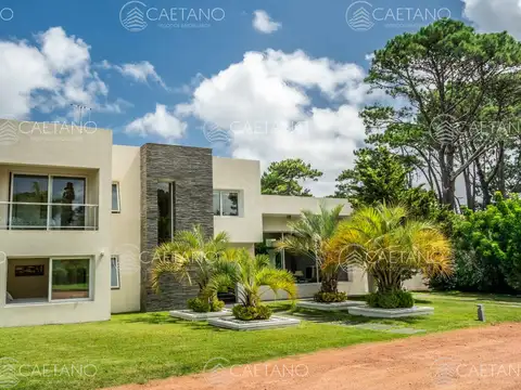 Casa en Alquiler Temporal en Playa Mansa, USD 81.500