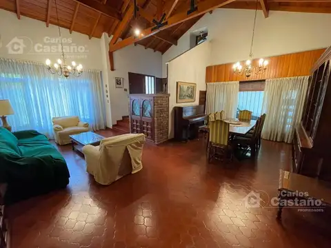 Solido Chalet 6 Amb. con 3 Baños, Playroom y Jardín