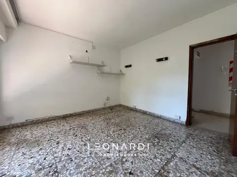 Casa 8 ambientes con 1 baño