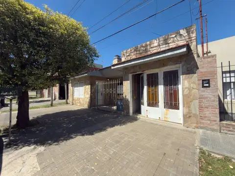 CASA EN VENTA LA PLATA 2 DORMITORIOS