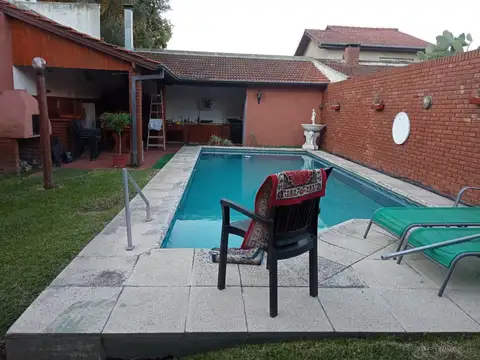 Espectacular casa en  venta en Villa Adelina con piscina climatizada