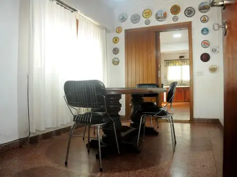 Casa 4 ambientes con 2 baños