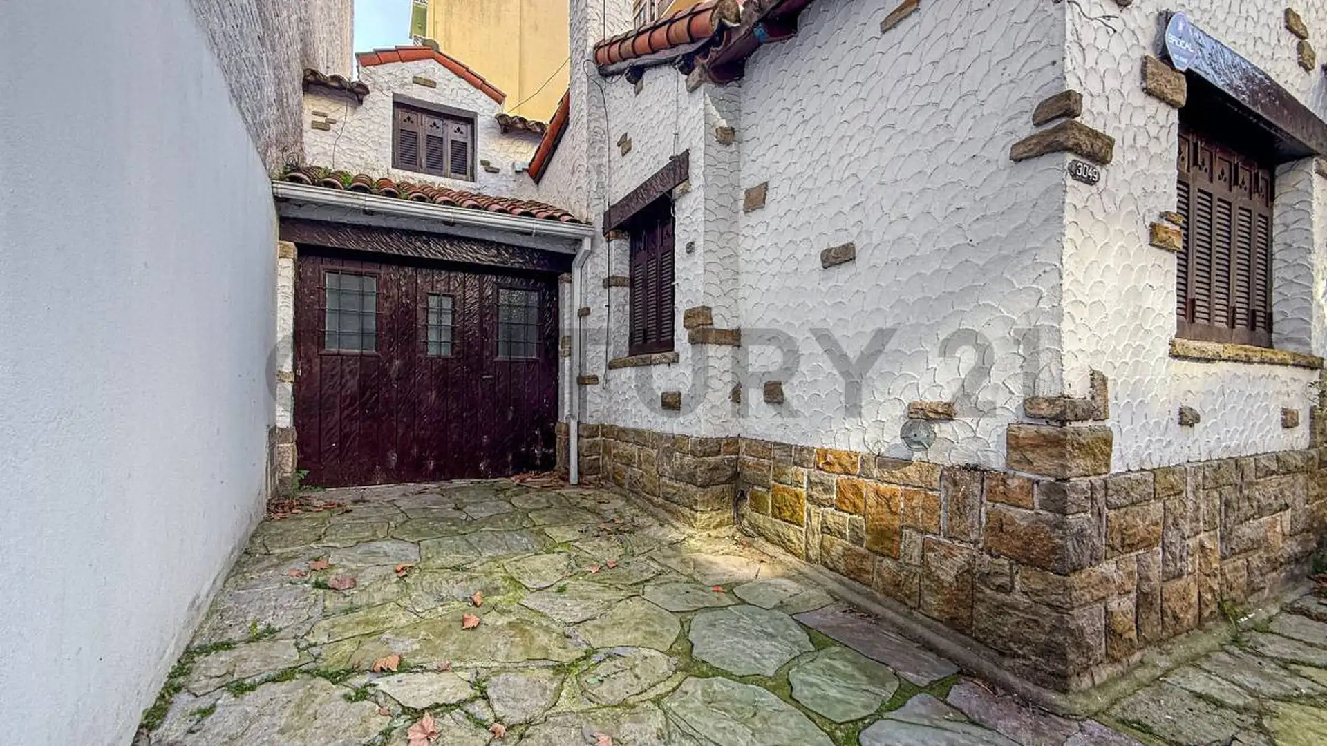 VENTA CASA 4 AMBIENTES CON COCHERA LA PERLA