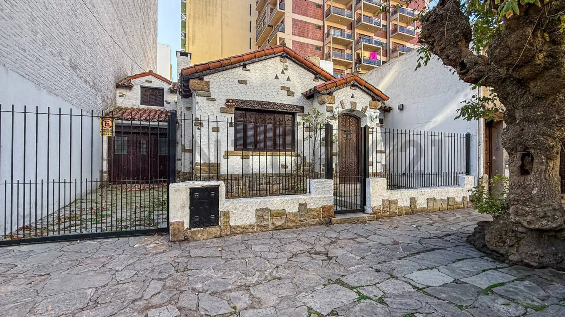 VENTA CASA 4 AMBIENTES CON COCHERA LA PERLA
